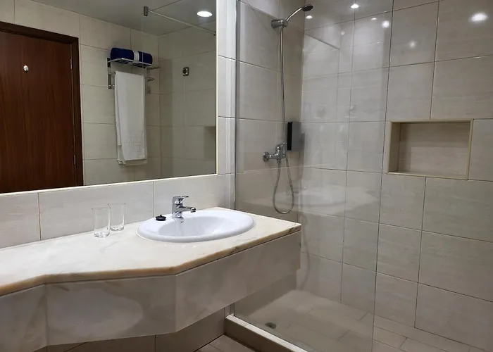 Cais Da Oliveira Hotel Canico (Madeira)